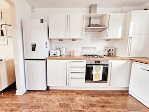 House | Private kitchen | High chair - Modern 5 Bed Townhouse with Free Parking (Glasgow)