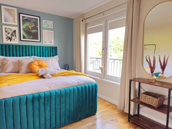 House | 5 bedrooms, blackout curtains, iron/ironing board, free WiFi - Modern 5 Bed Townhouse with Free Parking (Glasgow)