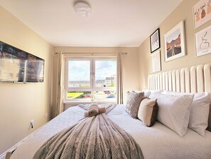 Hus | 5 soverom, blendingsgardiner, strykejern/-brett og wi-fi (inkludert)