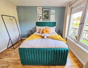 Hus | 5 soverom, blendingsgardiner, strykejern/-brett og wi-fi (inkludert)