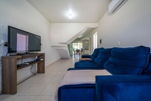 Basic Apartment | Living area | TV - Residencial Guilhermina (Bombinhas)