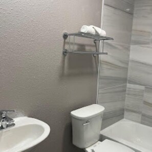 Bathroom - Efficiency Lodge - Cartersville (Cartersville)