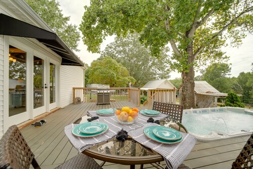 Landrum Farmhouse Retreat: Deck & Swim Spa