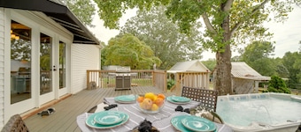 Landrum Farmhouse Retreat: Deck & Swim Spa
