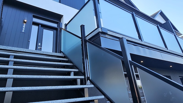 Un edificio moderno con una escalera que lleva a una puerta marcada con el número 3846.