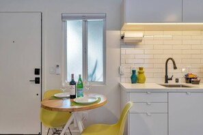 Private kitchen - Boutique Studio: King Bed, Walker's Paradise! (San Carlos)