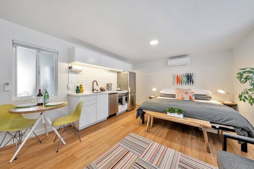 Boutique Studio: King Bed, Walker's Paradise!