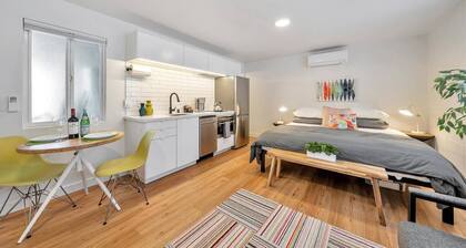 Boutique Studio: King Bed, Walker's Paradise!