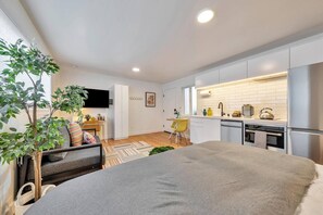 1 bedroom, iron/ironing board, WiFi, bed sheets - Boutique Studio: King Bed, Walker's Paradise! (San Carlos)