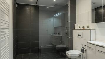 Deluxe-Apartment | Badezimmer | Dusche, Haartrockner, Handtücher, Seife