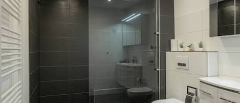Deluxe Apartment | Bathroom | Shower, hair dryer, towels, soap