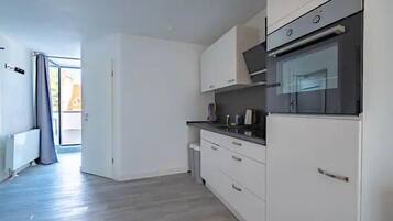Apartemen Kota | Dapur pribadi | Lemari es besar, oven, kompor, dan pemanggang roti
