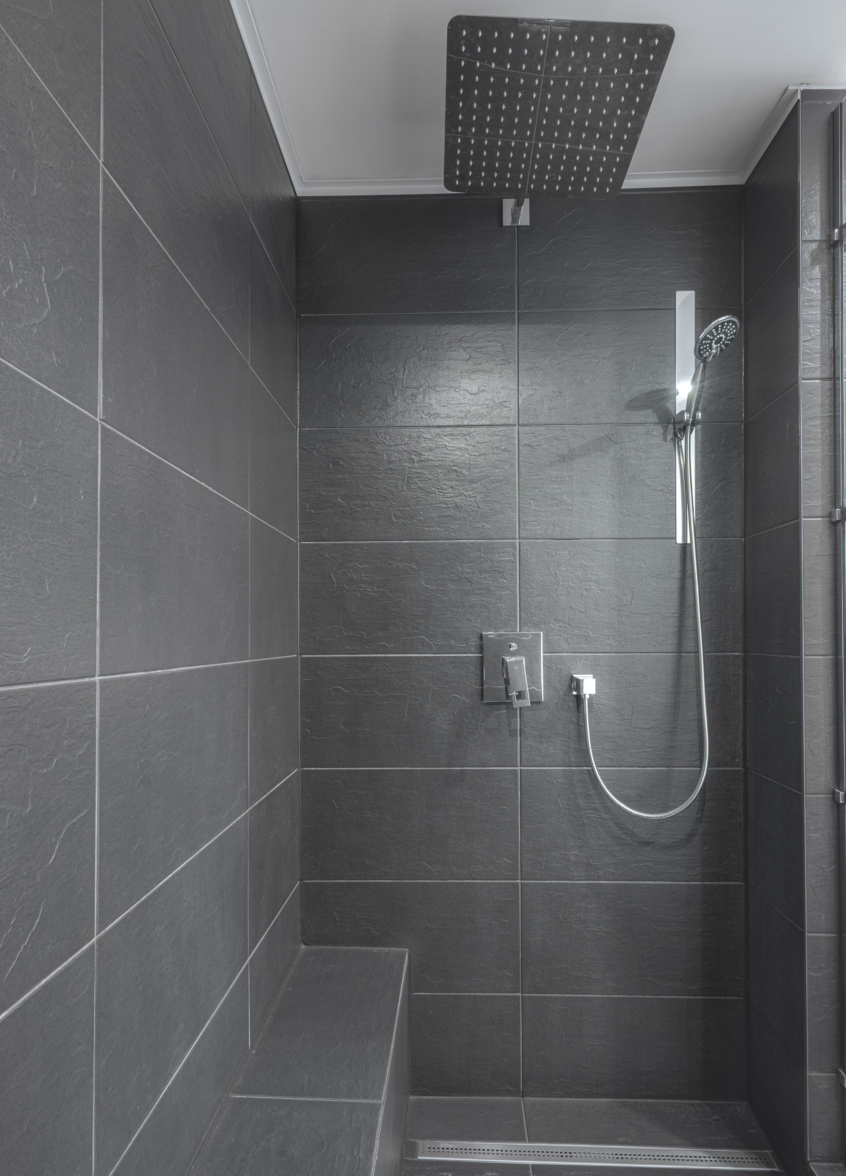 Apartamento luxo | Banheiro | Chuveiro, secador de cabelo, toalhas de banho, sabonete