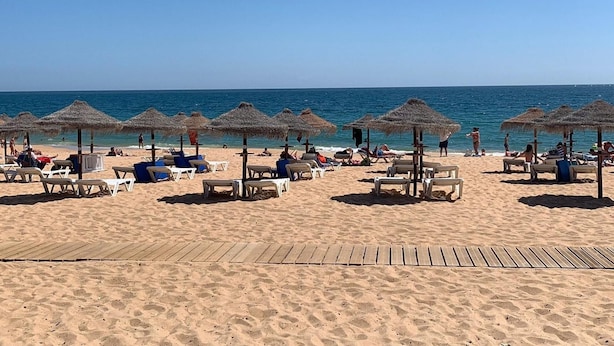 A beach with sun loungers and thatched umbrellas. - T1 Largo Frente - Familiar (Loulé)
