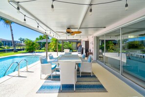 Outdoor dining - Cozy 1960s home with heated pool, city & canal located (Cape Coral)