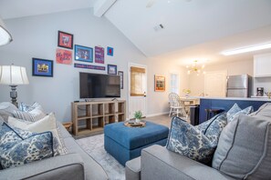 TV - The Roost, 3BR Cozy Retreat by Velvet Ditch Villas (Oxford)