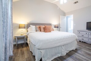 3 habitaciones, tabla de planchar con plancha, internet y ropa de cama