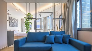 Apartment | Ruang tamu | 52 inci sebuah televisyen pintar dengan kabel, perkhidmatan penstriman 