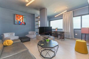 Anoor Premium Rooftop Suite 69 | Oppholdsrom | En 52-tommers smart-TV med kabel-kanaler samt strømmetjenester