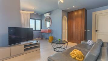 Anoor Premium Rooftop Suite 69 | Oppholdsrom | En 52-tommers smart-TV med kabel-kanaler samt strømmetjenester