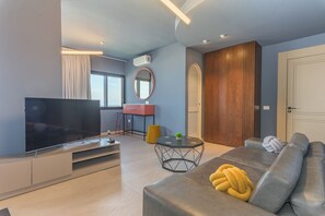 Anoor Premium Rooftop Suite 69 | Oppholdsrom | En 52-tommers smart-TV med kabel-kanaler samt strømmetjenester