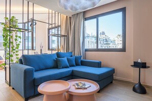 Leilighet | Oppholdsområde | En 52-tommers smart-TV med kabel-kanaler samt strømmetjenester