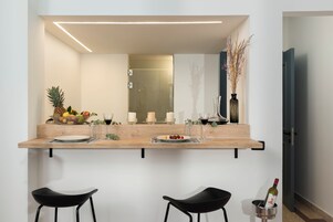 Refrigerador con freezer, microondas, placa de cocina