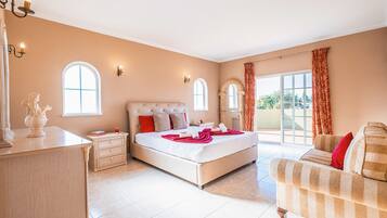 4 bedrooms, in-room safe, iron/ironing board, free WiFi