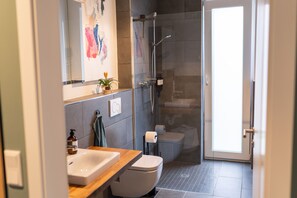 Dusche, Haartrockner, Handtücher, Seife