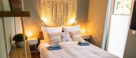 2 bedrooms, travel crib, free WiFi, bed sheets