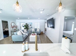 3 quartos, escrivaninha, ferros/tábuas de passar roupa, berço de viagem