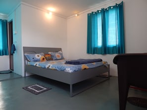 2 bedrooms, desk, iron/ironing board, bed sheets