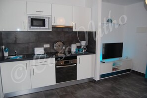 Jääkaappi, mikroaaltouuni, uuni, liesi