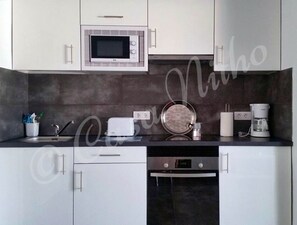 Refrigerador, microondas, horno y parrilla de estufa 