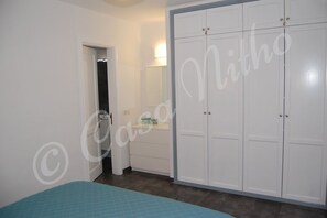 2 habitaciones, tabla de planchar con plancha y cuna de viaje 