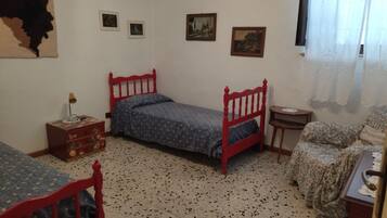 2 habitaciones, escritorio y tabla de planchar con plancha