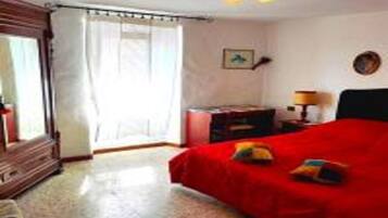 2 Schlafzimmer, Schreibtisch, Bügeleisen/Bügelbrett, Reisekinderbett