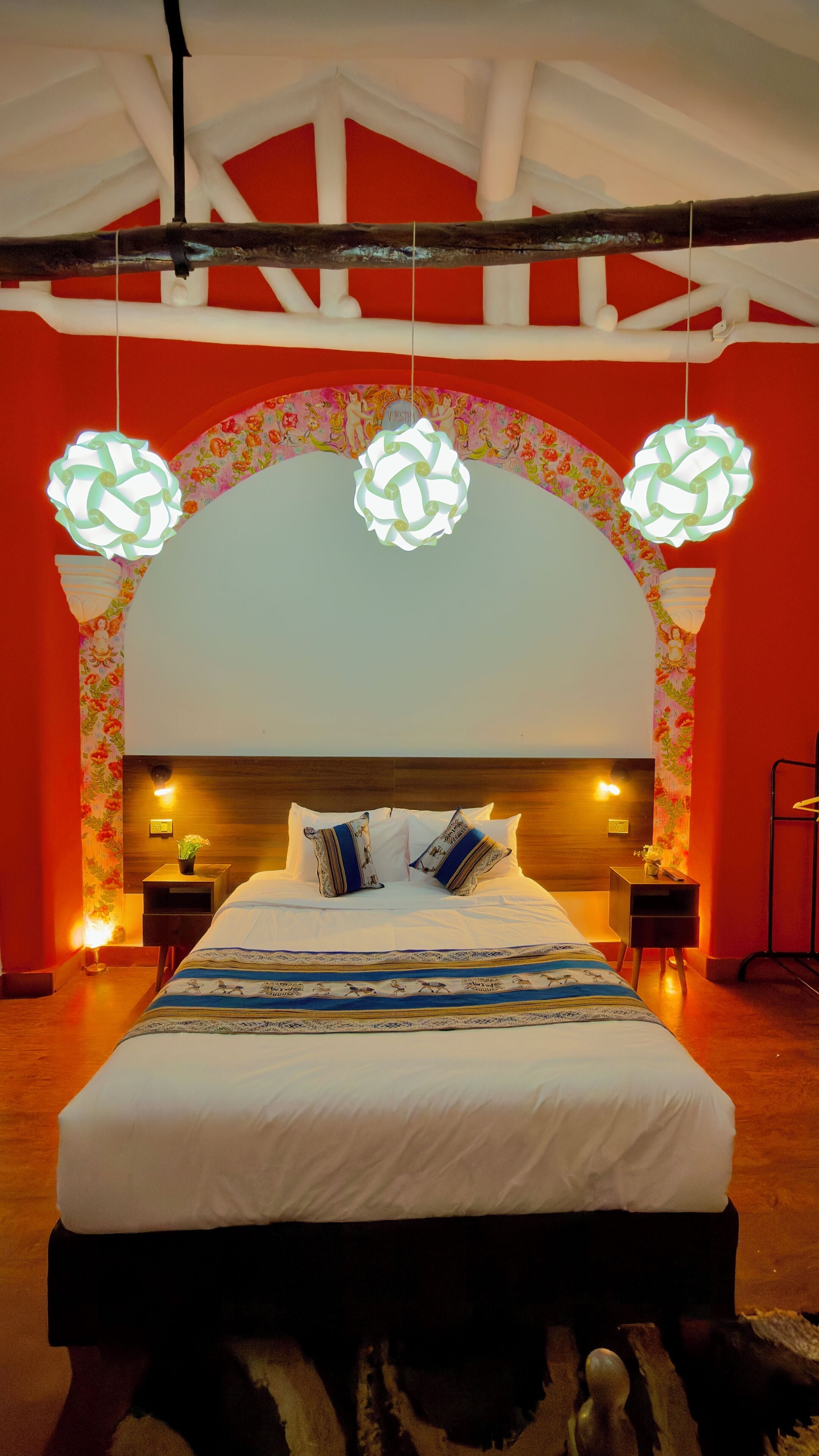 เครื่องนอนระดับพรีเมียม, โต๊ะทำงาน, Wi-Fi ฟรี, ผ้าปูที่นอน