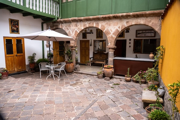 42-inch flat-screen TV with cable channels - La Llave 351 Hotel Boutique (Cusco)