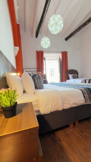 Habitación Deluxe | Ropa de cama de alta calidad, escritorio, wifi gratis y ropa de cama