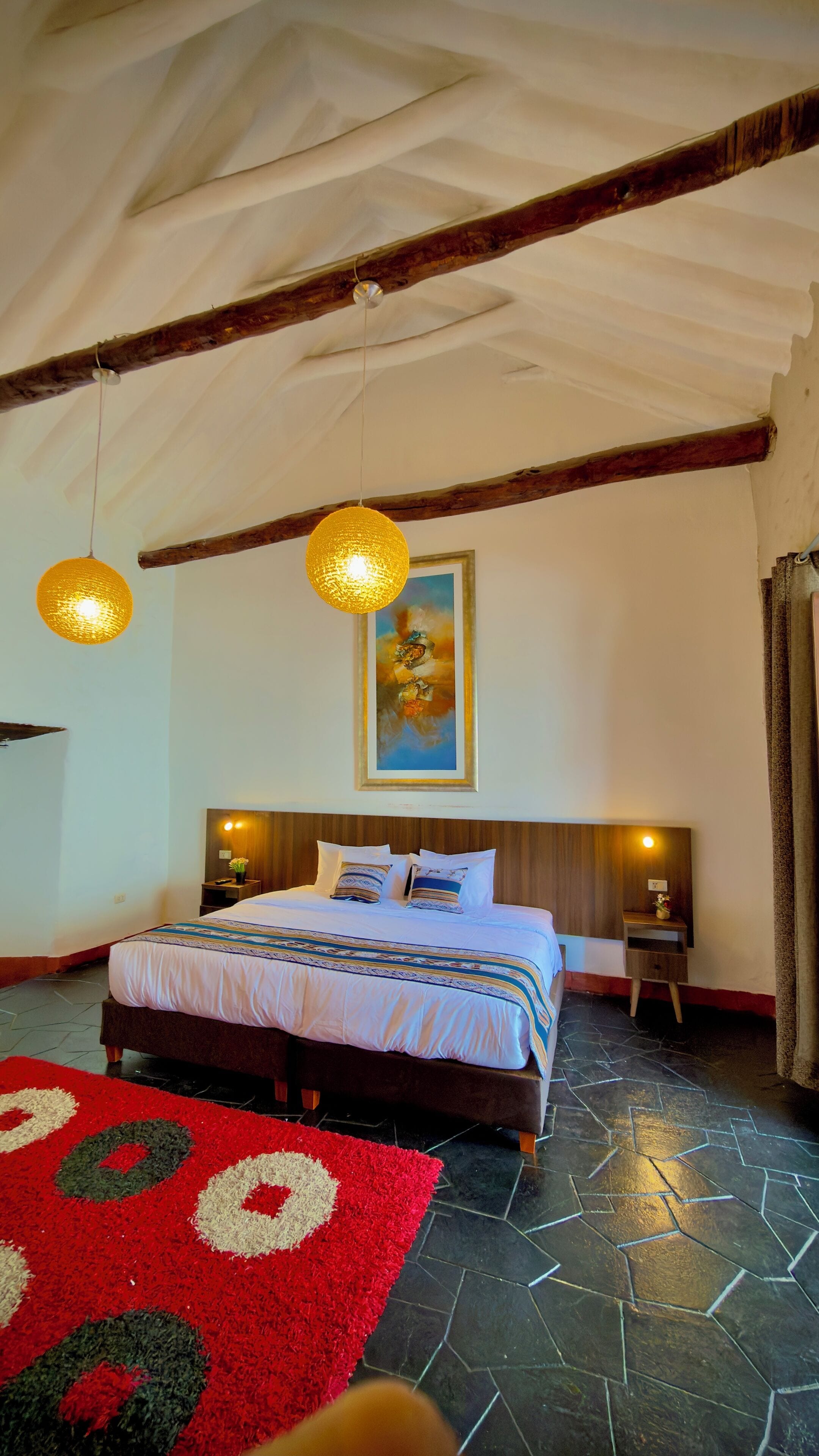 เครื่องนอนระดับพรีเมียม, โต๊ะทำงาน, Wi-Fi ฟรี, ผ้าปูที่นอน