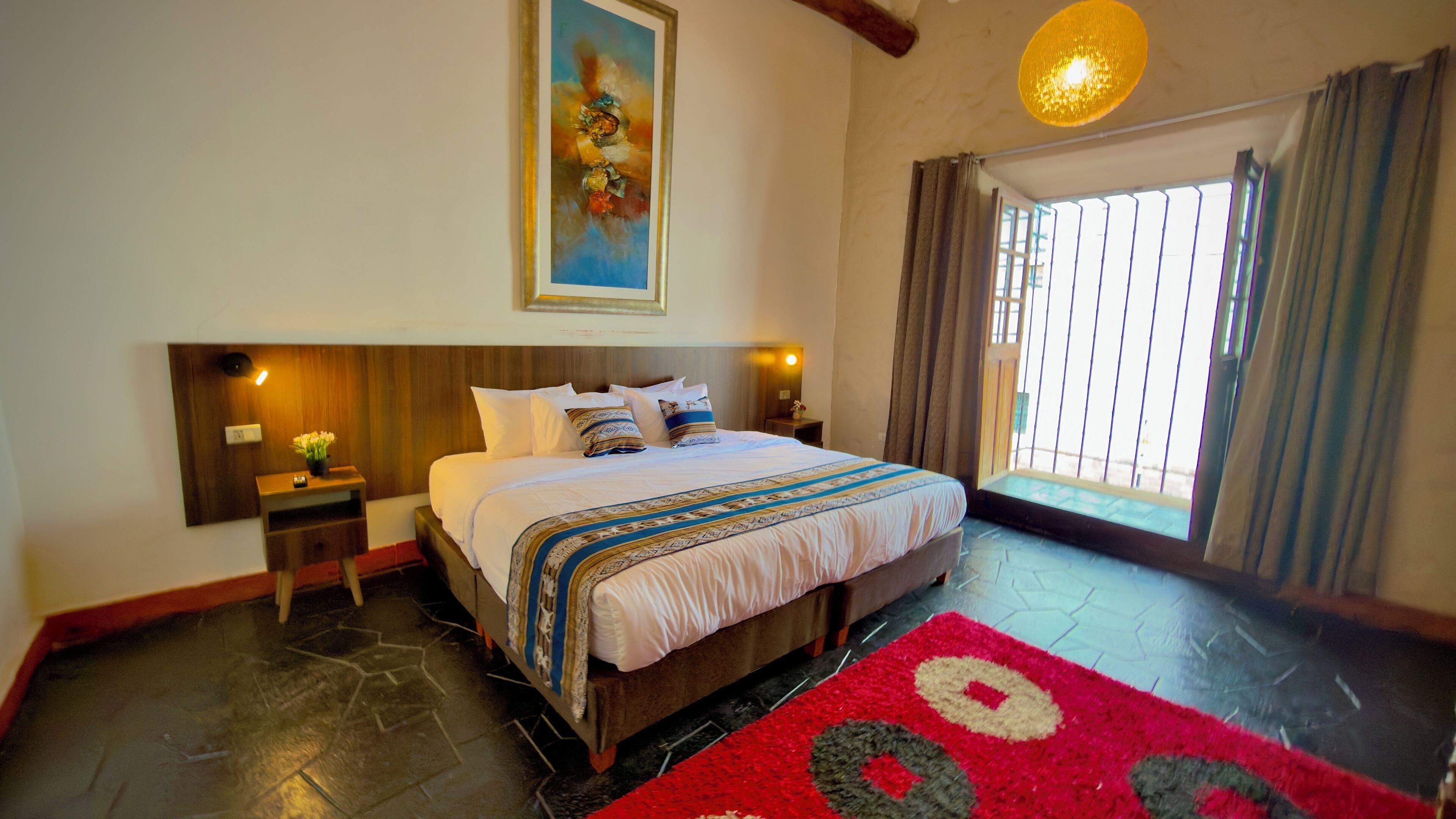 ห้องฮันนีมูน | เครื่องนอนระดับพรีเมียม, โต๊ะทำงาน, Wi-Fi ฟรี, ผ้าปูที่นอน