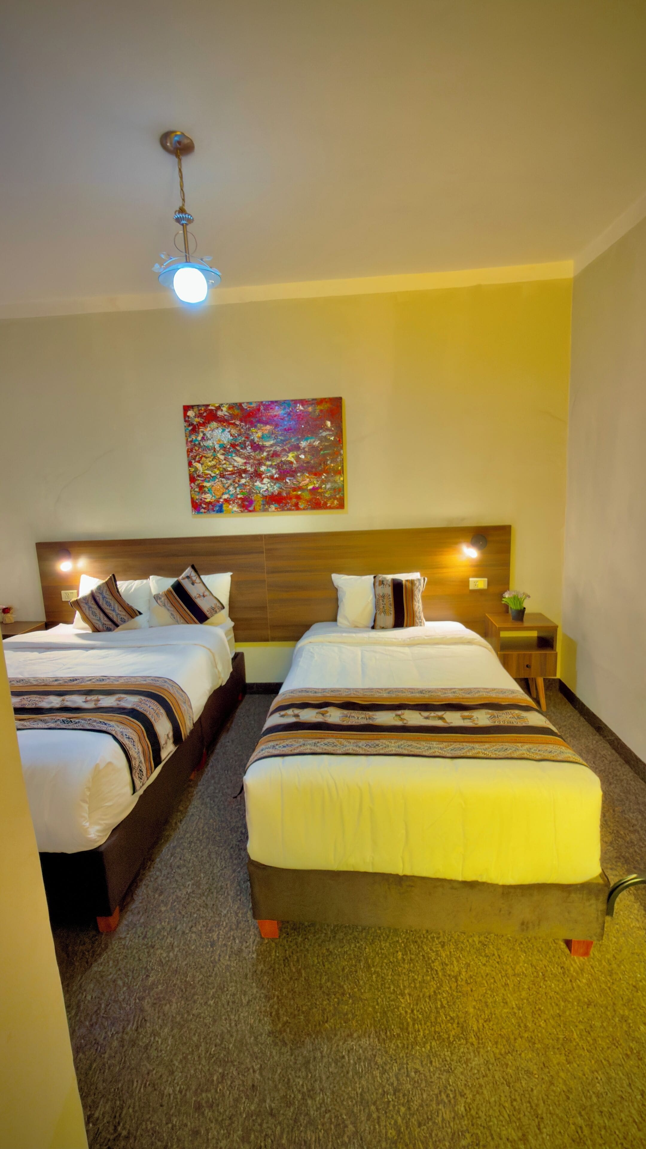 เครื่องนอนระดับพรีเมียม, โต๊ะทำงาน, Wi-Fi ฟรี, ผ้าปูที่นอน