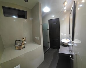 Deluxe suite | Badkamer | Gratis toiletartikelen, een haardroger, handdoeken, zeep