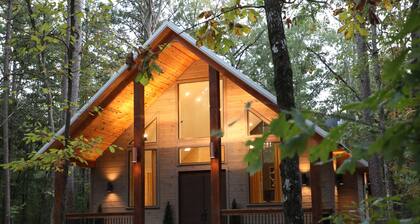 Romantic Getaway - Hot Tub, Private Deck & Fireplaces! Minutes to casino