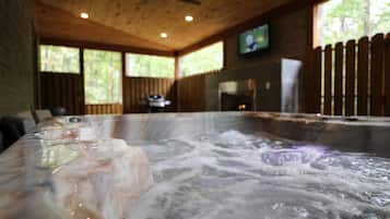 Bañera de hidromasaje cubierta