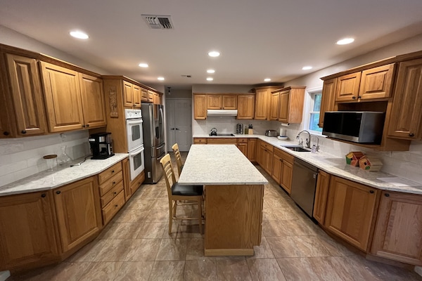 Kjøleskap, mikrobølgeovn, ovn og kokeplater