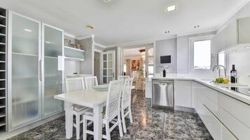 Kühlschrank, Mikrowelle, Ofen, Geschirrspüler