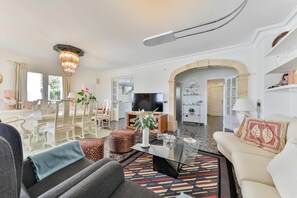 Televisión, mesa de ping pong, estéreo