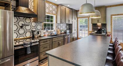 Spacious 9-Bedroom Near Ober & Downtown: Hot Tub, Access to Pool & Tennis Courts